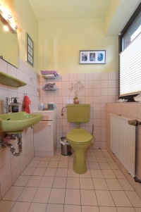 Bei der Planung des Gästebads in den 1980er Jahren stand die reine Funktionalität im Fokus. Das alte WC mit Aufputzspülkasten war ein Schmutzfänger und erschwerte in dem zwei Quadratmeter kleinen Bad die Reinigung.