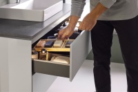 Mit den neuen Geberit Clou Siphons der Geberit ONE Waschtische entsteht mehr Platz im Inneren der Schublade.