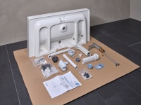 Beim Waschtisch mit vertikalem Ablauf wird das komplette Montageset mitgeliefert. Ein geübter Installateur kann diesen in etwas mehr als 10 Minuten montieren.<br />Bilder: Geberit