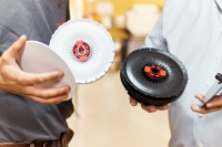 Beide Tellerventile von Zehnder begeistern mit schlanker, aufeinander abgestimmter und diskreter Optik – sowohl in Schwarz als auch in Weiß. Für ihr Design und ihre Funktionalität wurde die Serie mit den beiden renommierten Auszeichnungen Red Dot Award und iF Design Award geehrt.