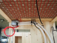 Herzstück des Energiekonzepts sind Natur-Klimadecken. Das System erfüllt bis zu fünf Funktionen auf einer Fläche: Heizen, Kühlen, Feuchteregulierung, Luftreinigung und durch Zusatzmodule auch Akustik.