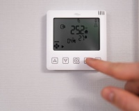 Die dezentralen Lüfter, Sensoren und die Innenblende mit automatischer Verschlussklappe werden einfach per Knopfdruck mit dem Regler Easy Connect gekoppelt. Die Komponenten kommunizieren über ein Funknetzwerk mit 868 MHz miteinander. 
