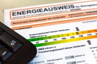 Der Energieausweis ist der Steckbrief einer Immobilie. <br />Bild: Debeka/AdobeStock 