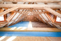 Die Dämmung der obersten Geschossdecke mit Dämmstoffen aus Mineralwolle können geübte Heimwerker auch einfach selbst durchführen. <br />Bild: FMI