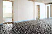 Das Flächenheizsystem R50® von Schütz erlaubt ein Sanieren auf Neubau-Niveau und ist förderfähig: Es basiert auf der Nocken-System-Technik und besitzt eine integrierte Trittschall- und Wärmedämmung. 