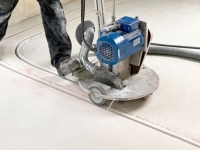 Schütz bietet ein nahezu staubfreies Fräsverfahren an, bei dem die Heizrohrkanäle direkt in den Bestandsestrich gefräst werden – so ist überhaupt keine zusätzliche Aufbauhöhe erforderlich. <br />Bilder: Schütz GmbH & Co. KGaA