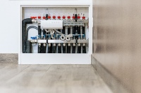 Detail des TacoSys Pro Verteilermoduls mit TopMeter Plus Abgleichventilen, elektrothermischen Stellantrieben TacoDrive, TacoVent Entlüftungsventilen und NovaMaster-Anschlussmodul. 