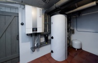 Die neue Wärmepumpen-Heizung ist konservativ aufgebaut; das heißt als große Komponenten sind die Innen- und Außeneinheit der Wärmepumpe sowie ein 300 Liter Warmwasserspeicher eingebaut. 