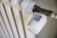 Wer tagsüber die eigenen vier Wände verlässt, sollte die Raumtemperatur absenken, beispielsweise auf energieeffiziente 16 Grad.<br />Bild: Deutscher Verband Flüssiggas (DVFG) 