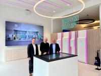 Jannik Schall von 1KOMMA5° sowie die beiden Geschäftsführer der deutschen Vertriebsgesellschaft von Stiebel Eltron, Marcus Haferkamp (links) und Frank Jahns (rechts). <br />Bild: Stiebel Eltron