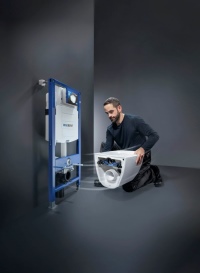 Das neue Geberit Acanto WC ist ab Werk mit einem Wandfixierungselement ausgestattet. Die beiden mit dem Träger fest verbundenen EFF3-Umlenkgetriebe werden auf die Gewindestangen des Installationsrahmens aufgeschoben. Über die beiden Öffnungen für den WC-Sitz erfolgt die Befestigung des WCs.