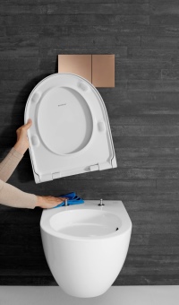 Ein weiterer Vorteil der QuickRelease-Funktion: es gibt keine schwer zugänglichen Stellen, Keramik und Sitz können deutlich einfacher gereinigt werden. <br />Bilder: Geberit