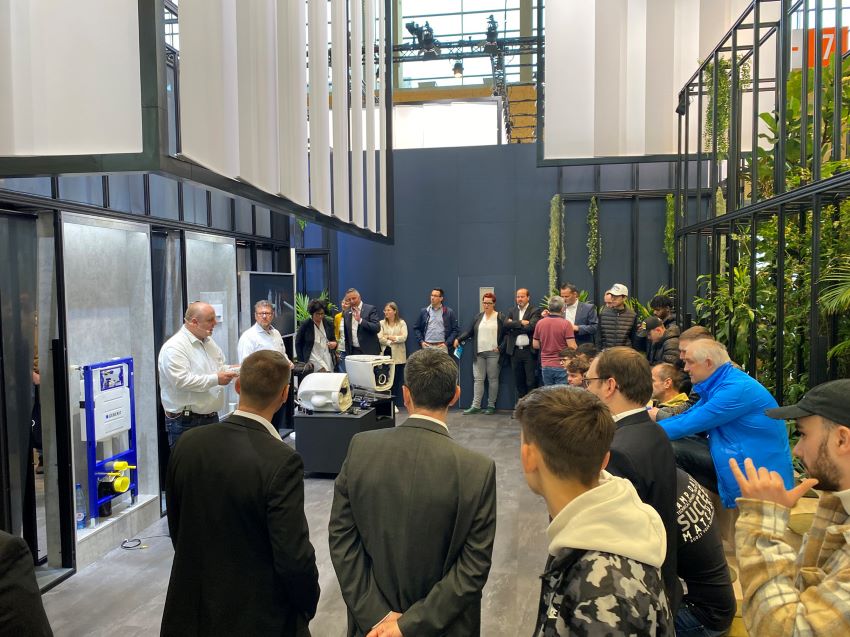Messebesucher können am Stand von Geberit an Kurzpräsentationen...