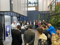 Messebesucher können am Stand von Geberit an Kurzpräsentationen.......