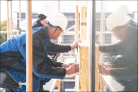 Viele Hausbesitzer machen sich bei der Wärmedämmung ihrer Gebäude auch Gedanken über den baulichen Brandschutz. Hierbei gilt: Nur Baustoffe der Euroklasse A1 sind nicht brennbar. Mineralische Dämmstoffe entsprechen dieser Anforderung.<br />Bild: Ursa/txn<br />