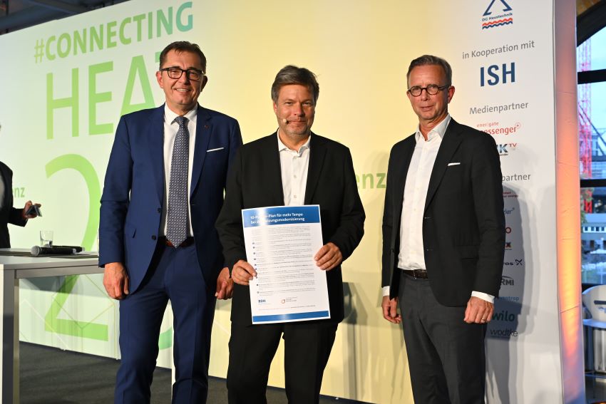 v.l.n.r.: Michael Hilpert, Präsident ZVSHK, Dr. Robert...