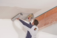 Die flexible Carbon-Flächenheizung lässt sich problemlos nachträglich anbringen, wie hier an der Decke. <br />Bild: UdiDämmsysteme