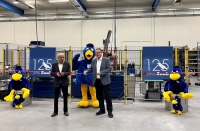 Einweihung der neuen Produktionsstraße durch Michael Heraeus, Gesellschafter und Beiratsvorsitzender der Raab-Gruppe (links) und Rolf Wagenfeld, Geschäftsführer.<br />Bild: Raab-Gruppe