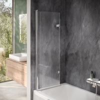 Durch das neue Scharnier des Badewannenaufsatzes lassen sich die Glaselemente platzsparend komplett an die Wand falten und stören somit nicht mehr beim entspannten Baden.