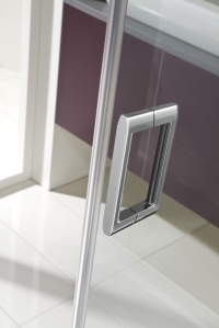 Kleine Änderung, große Wirkung: Der neue Stangengriff der Duschkabine Favorit Nova ermöglicht eine besonders komfortable Handhabung. Dank der Höhe von 240 mm und dem schlanken Design liegt der Griff gut in der Hand. 