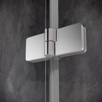 Die neue innovative Scharnierlösung mit integriertem Heb-/Senk-Mechanismus verhindert, dass die Unterseite über den Badewannenrand schleift.<br />Bilder: HSK