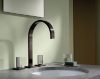 Minimalistisch und elegant: Die skulpturalen MEM-Griffe „Glamorous Clivia“ in der Größe M in Kombination mit der Oberfläche Dark Platinum gebürstet.<br />Bild: Dornbracht / Glass Design<br /><br /><br />