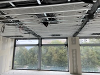 Die Uponor Thermatop M Module <br />werden in die Profile der <br />abgehängten Deckenkonstruktion eingehängt. <br />Bilder: Uponor