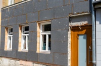 Eine energetische Sanierung umfasst eine Vielzahl von Maßnahmen, wie beispielsweise die Dämmung der Außenwände. <br />Bild: Debeka/AdobeStock 