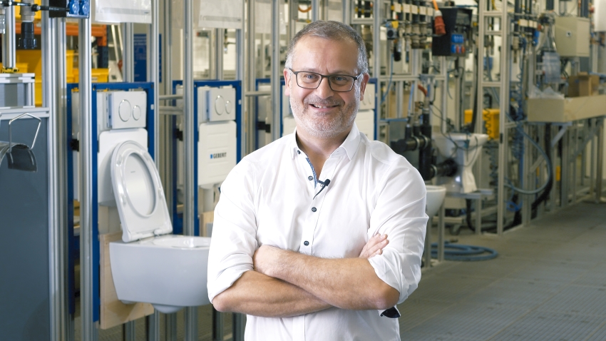 Rolf Kuster, Leiter der Produktlinie Spülsysteme, bietet...