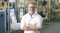 Rolf Kuster, Leiter der Produktlinie Spülsysteme, bietet Einblicke hinter die Kulissen der Produktentwicklung von Geberit.