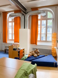 Daniel Stollenwerk vom Gebäudemanagement Aachen erarbeitete eine denkmalschutzkonforme Sonderlösung für die Gemeinschaftsgrundschule und setzte das Projekt gemeinsam mit Udo Rausch, technischer Vertriebsmitarbeiter bei Airflow, um.<br />Bild: Gebäudemanagement der Stadt Aachen