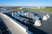 Effizientes Team: Indem das Lüftungsgerät die Zuluft bereits vortemperiert, wird die Wärmepumpe entlastet. Dabei sind die zentralen Airflow Geräte mit einem besonders hohen Wärmerückgewinnungsgrad von bis zu 90 % der ideale Partner. 