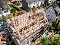 In mehreren Schritten wurde das talseitige Dach zweigeschossig ausgebaut.<br />Bilder: puren