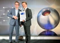 Dr. Otto Schulz (links), Mitglied des Vorstandes der Stiftung Deutscher Nachhaltigkeitspreis e.V., überreicht die Finalisten-Urkunde an Marius Gabriel Bucur, Chief Strategy Officer bei Viega <br />Bild: Viega