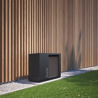 Die GreenFOX® Luft-Wasser-Wärmepumpe überzeugt nicht nur durch technische Raffinessen wie den klimafreundlichen GreenMode, sondern auch durch eine moderne und stylische Optik in den Farben Weiß, Grau und Anthrazit.<br />Bilder: ÖkoFEN<br />
