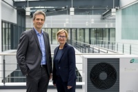 Weil jedes Kind ein warmes Zuhause braucht. Barbara Gruner, Vorständin SOS-Kinderdörfer weltweit, und Dr.-Ing. Norbert Schiedeck, Vaillant Group CEO, bekräftigen die gemeinsame Kooperation zum zehnjährigen Jubiläum der Partnerschaft. Seit 2013 unterstützt das Familienunternehmen die Kinderrechtsorganisation in über 20 Ländern. Mit moderner, energiesparender Heiztechnik und kreativen, sozialen Projekten.  <br />Bild: Vaillant Group<br />