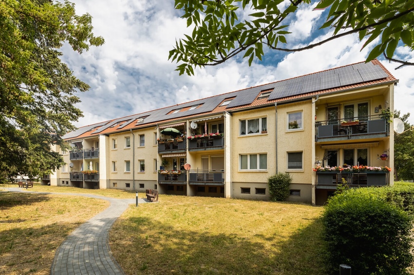 Die Dachflächen wurden großzügig mit PV-Modulen bestückt,...