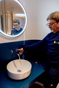 Der Bauherr hat sich für die runde Ausführung des Geberit VariForm Aufsatzwaschtisches mit 40 cm Durchmesser entschieden. Durch die Spezialglasur KeraTect ist die Keramik leicht zu reinigen.