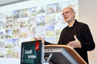 In seiner abschließenden Keynote plädierte Stefan Rappold (Behnisch Architekten, Stuttgart) für differenzierte, unkonventionelle und nachhaltige Lösungen, um eine lebenswerte und bereichernde Umwelt für alle zu ermöglichen.