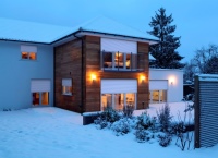 Angenehme Raumtemperaturen und frische Luft das ganze Jahr über: Wenn motorisierte Fenster und Rollläden sowie passende Sensoren per Funk ins Smart Home eingebunden werden, lebt es sich unterm Strich komfortabler, gesünder und günstiger.<br />Bild: Somfy/txn<br />