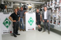 Heizungsbaumeister Torben Kucharski, Peter Schröder (BRÖTJE Vertriebsleiter Nord), Lars Steinecke (Technischer Außendienst BRÖTJE), Sven Krause (Haustechnik wohninvest WESERSTADION) mit Geschäftsführer Hans-Jörg Otto (v. l. n. r.) nach dem Einbau der BRÖTJE Heizanlage für die Ostkurve.<br />Bild: August Brötje GmbH