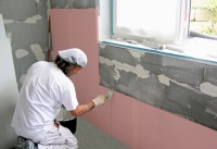 Anders als herkömmliche Innenausbauplatten müssen die Silikatschaumplatten bei kompletter Durchfeuchtung nicht entsorgt werden, sondern trocknen wieder aus und bleiben voll funktionsfähig. Bild: Veinal