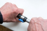 Bei der Verlegung von FlowFit kann der Installateur durch ein Sichtfenster kontrollieren, ob das Rohr richtig im Fitting steckt.   