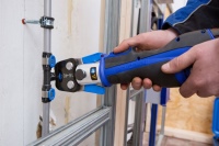 Bei der Verpressung von FlowFit ist der benötigte Kraftaufwand minimal. Ein weiterer Vorteil: Die Pressbacken von Geberit FlowFit sind mit Presswerkzeugen anderer Hersteller kompatibel.