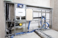 Im Bereich des WCs ließen die Bauherren für eine barrierefreie Nutzbarkeit eine Montageplatte einbauen, mit der bei Bedarf ganz einfach Stützklappgriffe nachgerüstet werden können.