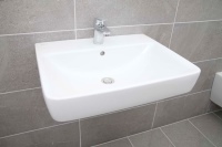 Im Bereich das Waschplatzes kam der Renova Plan Waschtisch von Geberit zum Einsatz, der mit dem Rollstuhl unterfahren werden kann.