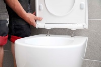 Dank QuickRelease-Funktion lassen sich WC-Sitz und -Deckel des Geberit ONE WCs mit nur einem Handgriff abnehmen und wieder aufstecken. Dadurch ist eine schnelle und hygienische Reinigung möglich.