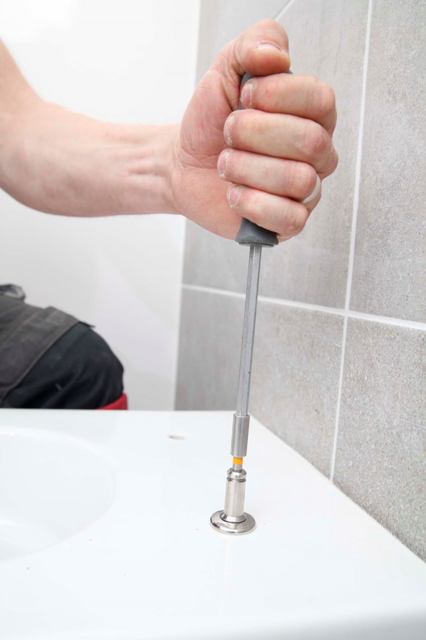Der WC-Sitz des Geberit ONE WCs wird über einen Dübel...