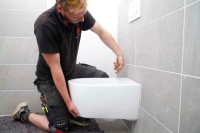Das Geberit ONE WC verfügt über das verdeckte EFF3 Befestigungssystem, welches eine schnelle und einfache Montage per Inbusschlüssel von oben durch die Löcher für den WC-Sitz erlaubt.