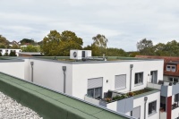 Die Aufstellung der beiden Luft-Wasser-Wärmepumpen WPL 25 auf dem Dach konnte problemlos realisiert werden.